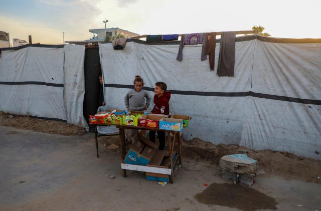 (251223) -- GAZA CITY, Dec. 23, 2025 (Xinhua) -- Displaced Palestinian children are seen at a temporary shelter in west of Gaza City, on Dec. 22, 2025. (Photo by Rizek Abdeljawad/Xinhua)