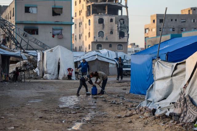 (251223) -- GAZA CITY, Dec. 23, 2025 (Xinhua) -- Displaced Palestinian children are seen at a temporary shelter in west of Gaza City, on Dec. 22, 2025. (Photo by Rizek Abdeljawad/Xinhua)