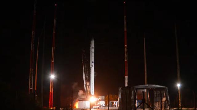 (251223) -- SEOUL, Dec. 23, 2025 (Xinhua) -- This video screenshot shows Hanbit-Nano blasting off from the Alcantara Space Center in Brazil on Dec. 22, 2025.
  The launch of South Korea's first commercial space launch vehicle failed due to an anomaly after liftoff, local media said Tuesday. (NEWSIS/Handout via Xinhua)