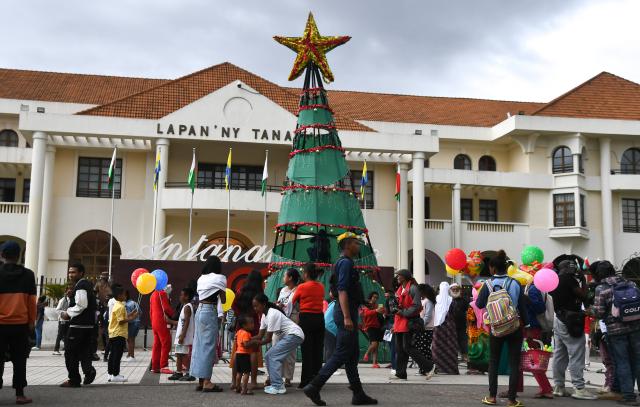 (251223) -- ANTANANARIVO, Dec. 23, 2025 (Xinhua) -- A large Christmas tree is pictured in front of the City Hall in Antananarivo, Madagascar, Dec. 22, 2025. (Photo by Sitraka Rajaonarison/Xinhua)