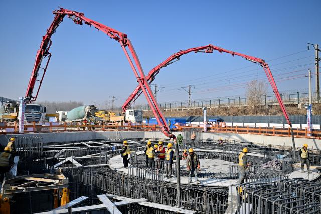 (251223) -- SHIJIAZHUANG, Dec. 23, 2025 (Xinhua) -- Workers are busy at a construction site of the Shijiazhuang-Xiong'an Intercity Railway in north China's Hebei Province, Dec. 23, 2025. The railway, with a designed speed of 350 kilometers per hour, has been under construction in an orderly manner. (Xinhua/Mu Yu)