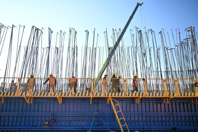 (251223) -- SHIJIAZHUANG, Dec. 23, 2025 (Xinhua) -- Workers are busy at a construction site of the Shijiazhuang-Xiong'an Intercity Railway in north China's Hebei Province, Dec. 23, 2025. The railway, with a designed speed of 350 kilometers per hour, has been under construction in an orderly manner. (Xinhua/Mu Yu)