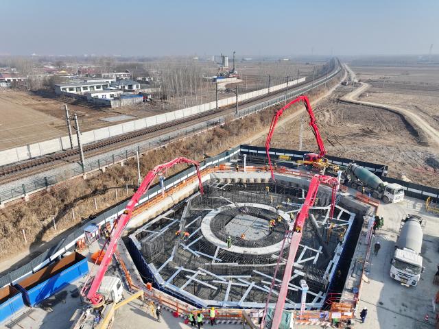 (251223) -- SHIJIAZHUANG, Dec. 23, 2025 (Xinhua) -- An aerial drone photo taken on Dec. 23, 2025 shows a construction site of the Shijiazhuang-Xiong'an Intercity Railway in north China's Hebei Province. The railway, with a designed speed of 350 kilometers per hour, has been under construction in an orderly manner. (Xinhua/Mu Yu)