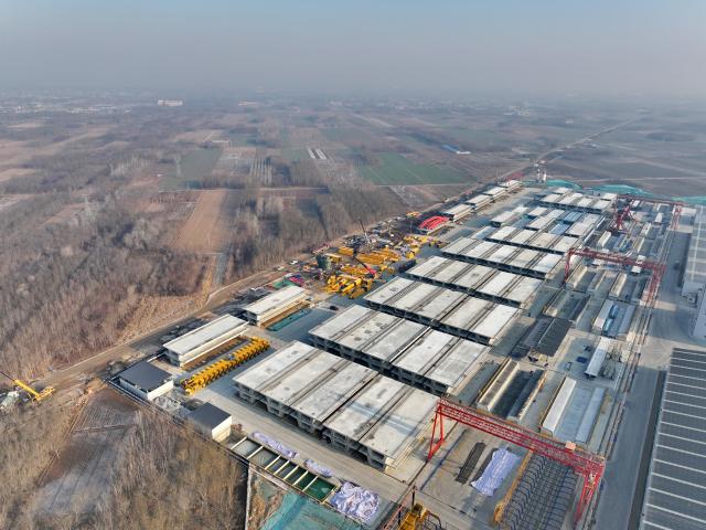 (251223) -- SHIJIAZHUANG, Dec. 23, 2025 (Xinhua) -- An aerial drone photo taken on Dec. 23, 2025 shows a construction site of the Shijiazhuang-Xiong'an Intercity Railway in north China's Hebei Province. The railway, with a designed speed of 350 kilometers per hour, has been under construction in an orderly manner. (Xinhua/Mu Yu)