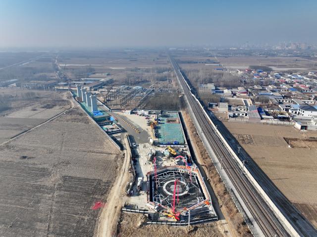(251223) -- SHIJIAZHUANG, Dec. 23, 2025 (Xinhua) -- An aerial drone photo taken on Dec. 23, 2025 shows a construction site of the Shijiazhuang-Xiong'an Intercity Railway in north China's Hebei Province. The railway, with a designed speed of 350 kilometers per hour, has been under construction in an orderly manner. (Xinhua/Mu Yu)
