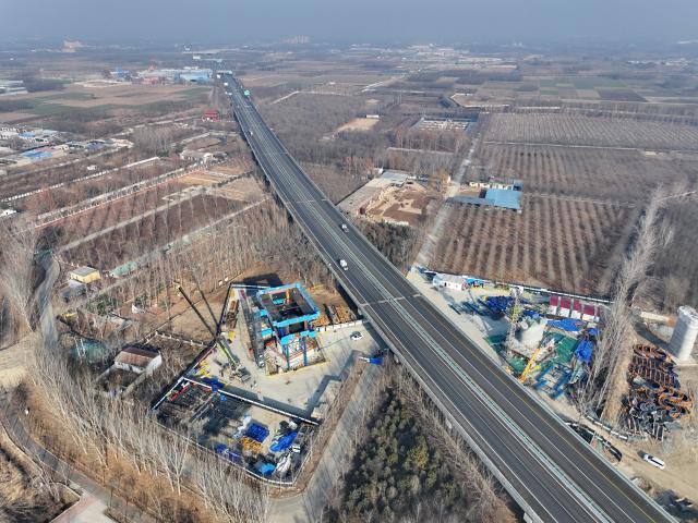 (251223) -- SHIJIAZHUANG, Dec. 23, 2025 (Xinhua) -- An aerial drone photo taken on Dec. 23, 2025 shows a construction site of the Shijiazhuang-Xiong'an Intercity Railway in north China's Hebei Province. The railway, with a designed speed of 350 kilometers per hour, has been under construction in an orderly manner. (Xinhua/Mu Yu)