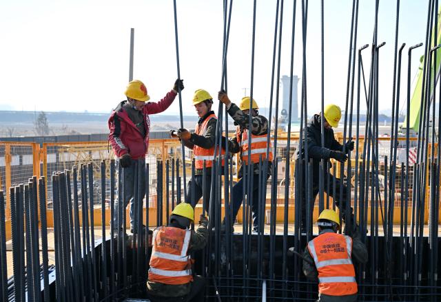 (251223) -- SHIJIAZHUANG, Dec. 23, 2025 (Xinhua) -- Workers are busy at a construction site of the Shijiazhuang-Xiong'an Intercity Railway in north China's Hebei Province, Dec. 23, 2025. The railway, with a designed speed of 350 kilometers per hour, has been under construction in an orderly manner. (Xinhua/Mu Yu)