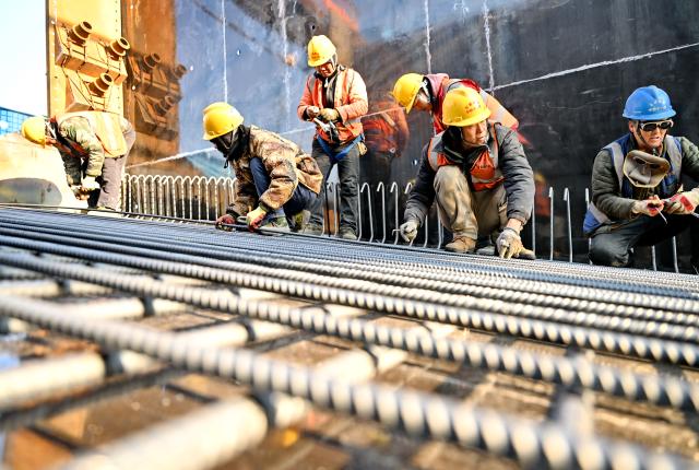 (251223) -- SHIJIAZHUANG, Dec. 23, 2025 (Xinhua) -- Workers are busy at a construction site of the Shijiazhuang-Xiong'an Intercity Railway in north China's Hebei Province, Dec. 23, 2025. The railway, with a designed speed of 350 kilometers per hour, has been under construction in an orderly manner. (Xinhua/Mu Yu)