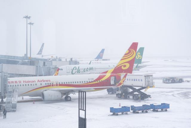 (251223) -- HARBIN, Dec. 23, 2025 (Xinhua) -- This photo taken on Dec. 23, 2025 shows a view of Harbin Taiping International Airport in Harbin, northeast China's Heilongjiang Province. The meteorological observatory of Harbin issued a yellow alert for blizzard on Tuesday. (Xinhua/Xie Jianfei)