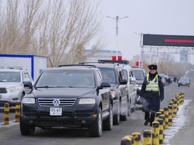 (251223) -- ERENHOT, Dec. 23, 2025 (Xinhua) -- Vehicles wait for border inspection at a land port in Erenhot, north China's Inner Mongolia Autonomous Region, Dec. 22, 2025. Erenhot, the largest land port on the China-Mongolia border, is a pivotal point of the China-Mongolia-Russia Economic Corridor. As of Dec. 22, inbound and outbound passenger traffic volumes and the number of vehicles driving through Erenhot reached 2.753 million and 741,000, respectively, up by 8.8 percent and 12.1 percent compared with the same period of last year. (Xinhua/Ma Jinrui)