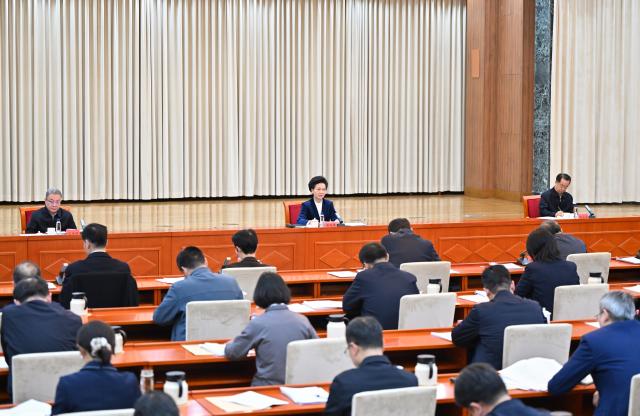 (251223) -- BEIJING, Dec. 23, 2025 (Xinhua) -- State Councilor Shen Yiqin speaks at a symposium focused on the study of a compilation of excerpts from discourses on civil affairs work by Xi Jinping, general secretary of the Communist Party of China Central Committee, in Beijing, capital of China, Dec. 23, 2025. (Xinhua/Yue Yuewei)
