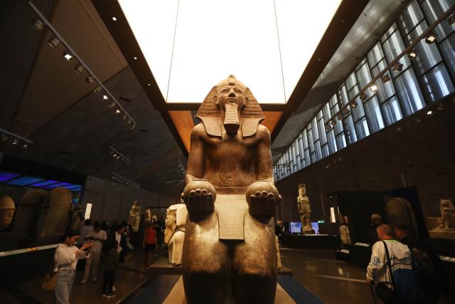 (251223) -- CAIRO, Dec. 23, 2025 (Xinhua) -- Artifacts are displayed at the Grand Egyptian Museum in the Greater Cairo, Egypt, Dec. 23, 2025. The Grand Egyptian Museum opened its doors to the public on Nov. 4, establishing itself as one of the world's largest displays of ancient relics, and a high-tech fort dedicated to heritage conservation. (Xinhua/Ahmed Gomaa)