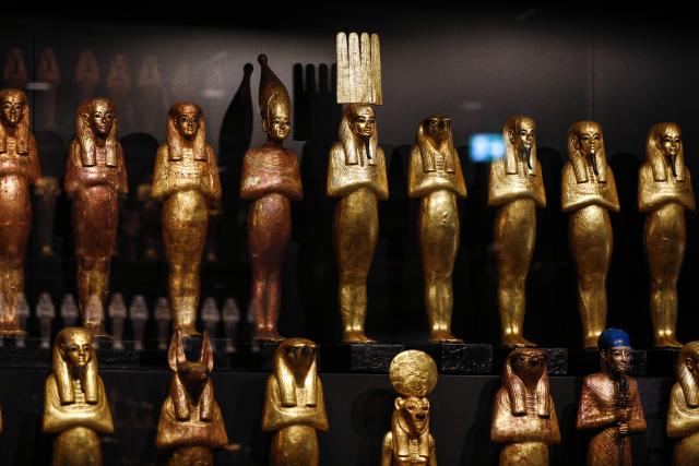 (251223) -- CAIRO, Dec. 23, 2025 (Xinhua) -- Artifacts are displayed at the Grand Egyptian Museum in the Greater Cairo, Egypt, Dec. 23, 2025. The Grand Egyptian Museum opened its doors to the public on Nov. 4, establishing itself as one of the world's largest displays of ancient relics, and a high-tech fort dedicated to heritage conservation. (Xinhua/Ahmed Gomaa)