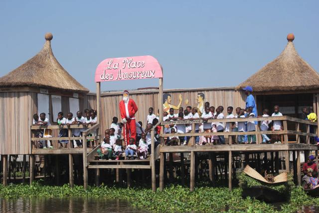 (251223) -- GANVIE (BENIN), Dec. 23, 2025 (Xinhua) -- Children take part in a Christmas-themed event held in Ganvie water village, near Cotonou, Benin, Dec. 23, 2025. (Photo by Seraphin Zounyekpe/Xinhua)
