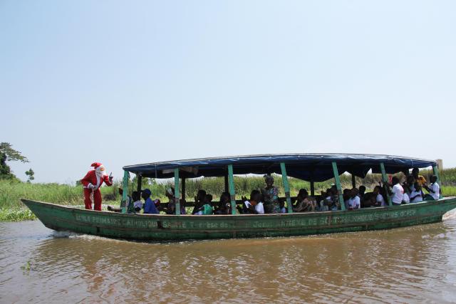 (251223) -- GANVIE (BENIN), Dec. 23, 2025 (Xinhua) -- People take part in a Christmas-themed event held in Ganvie water village, near Cotonou, Benin, Dec. 23, 2025. (Photo by Seraphin Zounyekpe/Xinhua)