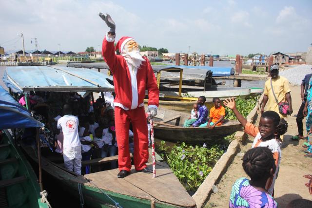 (251223) -- GANVIE (BENIN), Dec. 23, 2025 (Xinhua) -- Children take part in a Christmas-themed event held in Ganvie water village, near Cotonou, Benin, Dec. 23, 2025. (Photo by Seraphin Zounyekpe/Xinhua)