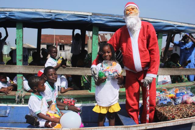 (251223) -- GANVIE (BENIN), Dec. 23, 2025 (Xinhua) -- Children take part in a Christmas-themed event held in Ganvie water village, near Cotonou, Benin, Dec. 23, 2025. (Photo by Seraphin Zounyekpe/Xinhua)