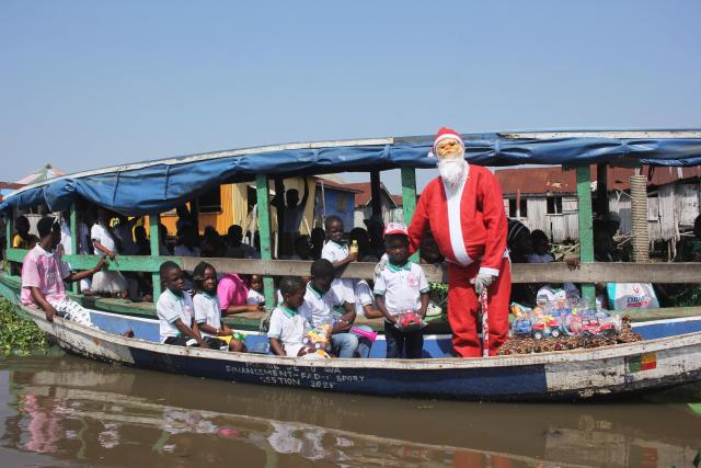 (251223) -- GANVIE (BENIN), Dec. 23, 2025 (Xinhua) -- Children take part in a Christmas-themed event held in Ganvie water village, near Cotonou, Benin, Dec. 23, 2025. (Photo by Seraphin Zounyekpe/Xinhua)