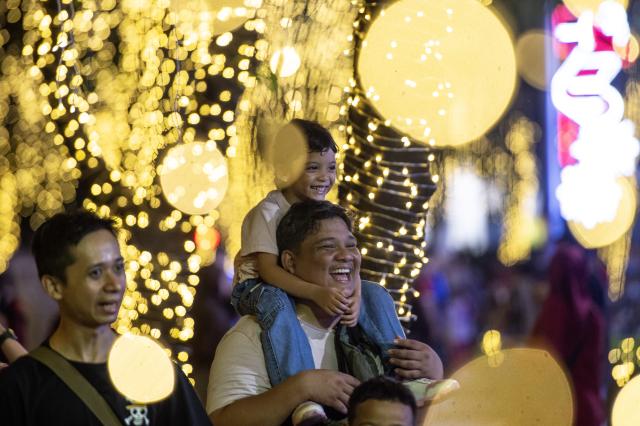 (251224) -- JAKARTA, Dec. 24, 2025 (Xinhua) -- People visit the Jakarta Light Festival in Jakarta, Indonesia, Dec. 23, 2025. (Xinhua/Veri Sanovri)