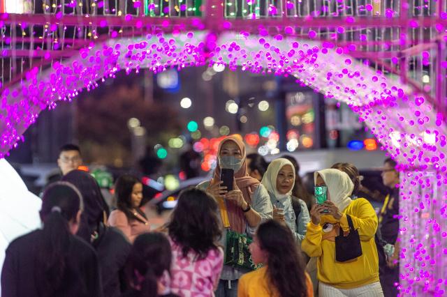 (251224) -- JAKARTA, Dec. 24, 2025 (Xinhua) -- People visit the Jakarta Light Festival in Jakarta, Indonesia, Dec. 23, 2025. (Xinhua/Veri Sanovri)
