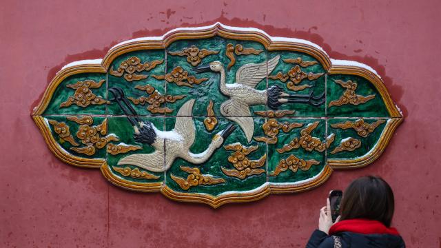 (251224) -- BEIJING, Dec. 24, 2025 (Xinhua) -- A woman takes photos at Shenyang Palace Museum in Shenyang, northeast China's Liaoning Province, Dec. 23, 2025. (Xinhua/Pan Yulong)