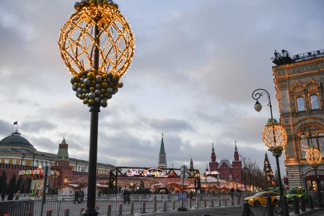 (251224) -- MOSCOW, Dec. 24, 2025 (Xinhua) -- New Year decorations are seen at Red Square in Moscow, Russia, Dec. 23, 2025. (Photo by Alexander Zemlianichenko Jr/Xinhua)