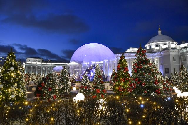 (251224) -- MOSCOW, Dec. 24, 2025 (Xinhua) -- New Year decorations are seen in Moscow, Russia, Dec. 23, 2025. (Photo by Alexander Zemlianichenko Jr/Xinhua)