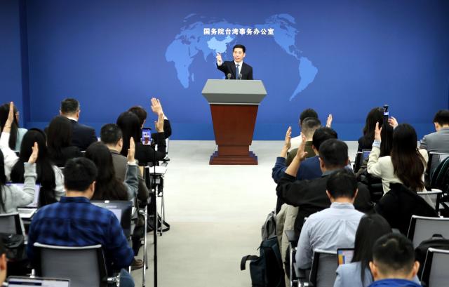 (251224) -- BEIJING, Dec. 24, 2025 (Xinhua) -- Peng Qing'en, spokesperson for the State Council Taiwan Affairs Office, gestures at a press conference in Beijing, capital of China, Dec. 24, 2025. (Xinhua/Pan Xu)