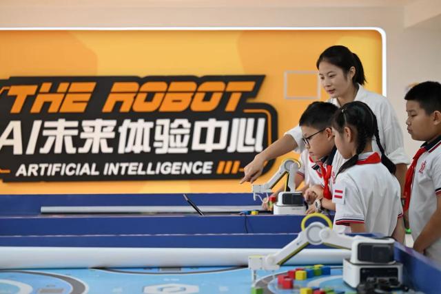 (251224) -- TIANJIN, Dec. 24, 2025 (Xinhua) -- Students control a simulated robotic arm at an AI experience center of a primary school in north China's Tianjin, Sept. 4, 2025. TO GO WITH "Yearender-China Focus: AI takes root in basic education, nurturing future innovators" (Xinhua/Zhao Zishuo)
