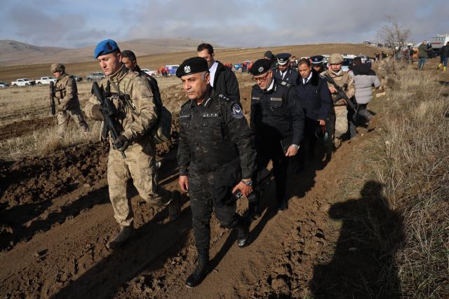 (251224) -- ANKARA, Dec. 24, 2025 (Xinhua) -- A Libyan military delegation arrives at the plane crash site near Kesikkavak village in Ankara's Haymana district, Türkiye, on Dec. 24, 2025.
  Libya's army chief of staff, Mohammed al-Haddad, and four other military officials were killed when their business jet crashed south of Ankara on Tuesday evening, Libyan and Turkish authorities said.
   Turkish gendarmerie units located the wreckage of the Falcon 50 jet near Kesikkavak village in Ankara's Haymana district, Turkish Interior Minister Ali Yerlikaya said. (Mustafa Kaya/Handout via Xinhua)