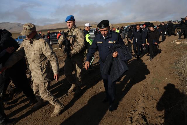 (251224) -- ANKARA, Dec. 24, 2025 (Xinhua) -- A Libyan military delegation arrives at the plane crash site near Kesikkavak village in Ankara's Haymana district, Türkiye, on Dec. 24, 2025.
  Libya's army chief of staff, Mohammed al-Haddad, and four other military officials were killed when their business jet crashed south of Ankara on Tuesday evening, Libyan and Turkish authorities said.
   Turkish gendarmerie units located the wreckage of the Falcon 50 jet near Kesikkavak village in Ankara's Haymana district, Turkish Interior Minister Ali Yerlikaya said. (Mustafa Kaya/Handout via Xinhua)