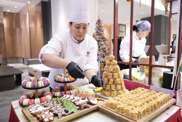 (251224) -- ASTANA, Dec. 24, 2025 (Xinhua) -- A chef prepares desserts during the Chinese Food Festival held in Astana, Kazakhstan, Dec. 24, 2025. The Chinese Food Festival was held on Wednesday in Astana, the capital of Kazakhstan. (Photo by Kalizhan Ospanov/Xinhua)