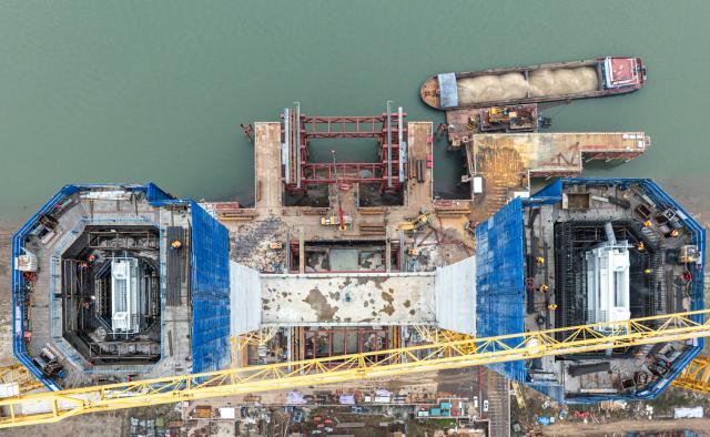 (251224) -- JINGZHOU, Dec. 24, 2025 (Xinhua) -- An aerial drone photo taken on Dec. 24, 2025 shows the south tower construction site of Libu Yangtze River road-rail bridge project in Jingzhou, central China's Hubei Province. With a main span of 1,120 meters, the Libu Yangtze River road-rail bridge will further improve traffic network of the Yangtze River Economic Belt after completion. (Xinhua/Wu Zhizun)