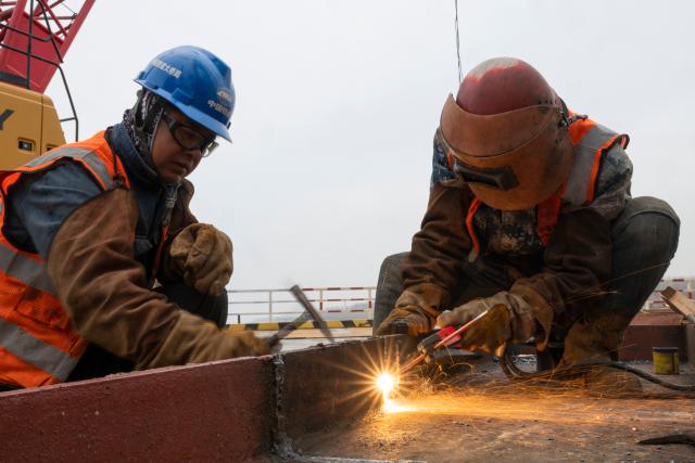 (251224) -- JINGZHOU, Dec. 24, 2025 (Xinhua) -- Workers are pictured at the south tower construction site of Libu Yangtze River road-rail bridge project in Jingzhou, central China's Hubei Province, Dec. 24, 2025. With a main span of 1,120 meters, the Libu Yangtze River road-rail bridge will further improve traffic network of the Yangtze River Economic Belt after completion. (Xinhua/Wu Zhizun)