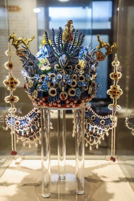 (251224) -- CIXI, Dec. 24, 2025 (Xinhua) -- A coronet is pictured at an intangible cultural heritage workshop in an art village in Kuangyan Town, Cixi City, east China's Zhejiang Province, Dec. 24, 2025. In recent years, Kuangyan Town has built an art village integrated with cultural tourism to develop local rural industries and promote rural revitalization. (Xinhua/Xu Yu)