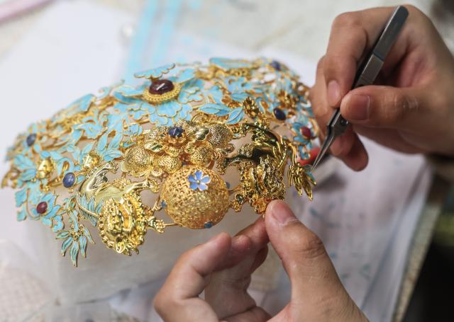 (251224) -- CIXI, Dec. 24, 2025 (Xinhua) -- A craftsman makes a handicraft in an art village in Kuangyan Town, Cixi City, east China's Zhejiang Province, Dec. 24, 2025. In recent years, Kuangyan Town has built an art village integrated with cultural tourism to develop local rural industries and promote rural revitalization. (Xinhua/Xu Yu)