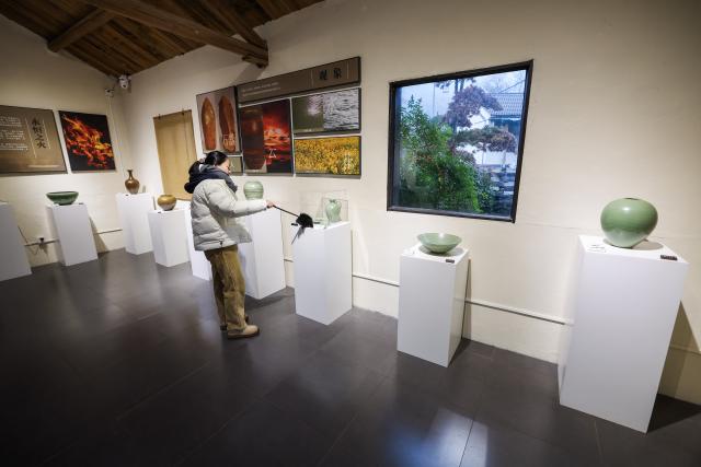 (251224) -- CIXI, Dec. 24, 2025 (Xinhua) -- Porcelains are displayed at a porcelain art workshop in an art village in Kuangyan Town, Cixi City, east China's Zhejiang Province, Dec. 24, 2025. In recent years, Kuangyan Town has built an art village integrated with cultural tourism to develop local rural industries and promote rural revitalization. (Xinhua/Xu Yu)