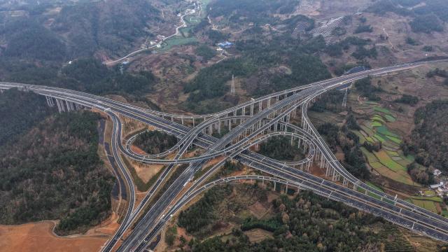 (251224) -- PINGTANG, Dec. 24, 2025 (Xinhua) -- An aerial drone photo shows the Pingtang interchange along the Guiyang-Pingtang Expressway in southwest China's Guizhou Province, Dec. 23, 2025. The Guiyang-Pingtang Expressway has successfully passed the acceptance inspection on Wednesday and is set to open for operation soon. 
   The expressway starts from Yangchang Town in Wudang District of Guiyang City, and ends at Yunyang Pass in Pingtang County of Qiannan Bouyei and Miao Autonomous Prefecture. The project covers a total length of 174.018 kilometers with a designed speed of 100 kilometers per hour. (Xinhua/Tao Liang)
