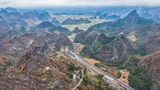(251224) -- PINGTANG, Dec. 24, 2025 (Xinhua) -- An aerial drone photo shows a section of the Guiyang-Pingtang Expressway in southwest China's Guizhou Province, Dec. 24, 2025. The Guiyang-Pingtang Expressway has successfully passed the acceptance inspection on Wednesday and is set to open for operation soon. 
   The expressway starts from Yangchang Town in Wudang District of Guiyang City, and ends at Yunyang Pass in Pingtang County of Qiannan Bouyei and Miao Autonomous Prefecture. The project covers a total length of 174.018 kilometers with a designed speed of 100 kilometers per hour. (Xinhua/Tao Liang)