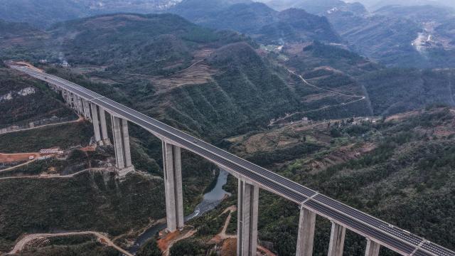 (251224) -- PINGTANG, Dec. 24, 2025 (Xinhua) -- An aerial drone photo shows the Nanming River grand bridge along the Guiyang-Pingtang Expressway in southwest China's Guizhou Province, Dec. 23, 2025. The Guiyang-Pingtang Expressway has successfully passed the acceptance inspection on Wednesday and is set to open for operation soon. 
   The expressway starts from Yangchang Town in Wudang District of Guiyang City, and ends at Yunyang Pass in Pingtang County of Qiannan Bouyei and Miao Autonomous Prefecture. The project covers a total length of 174.018 kilometers with a designed speed of 100 kilometers per hour. (Xinhua/Tao Liang)