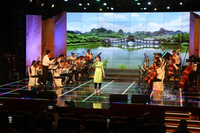 (251224) -- YANGON, Dec. 24, 2025 (Xinhua) -- An artist sings during a classical poetry recitation and musical concert at Myanmar Radio and Television in Yangon, Myanmar, Dec. 24, 2025. The classical poetry recitation and musical concert, jointly organized by China's Guangxi Radio and Television and Myanmar Radio and Television under Myanmar's Ministry of Information, brought together around 200 audience members from the Chinese and Myanmar communities.
   TO GO WITH "Feature: Poetry, song bridge cultures at China-Myanmar friendship event in Yangon" (Xinhua/Myo Kyaw Soe)