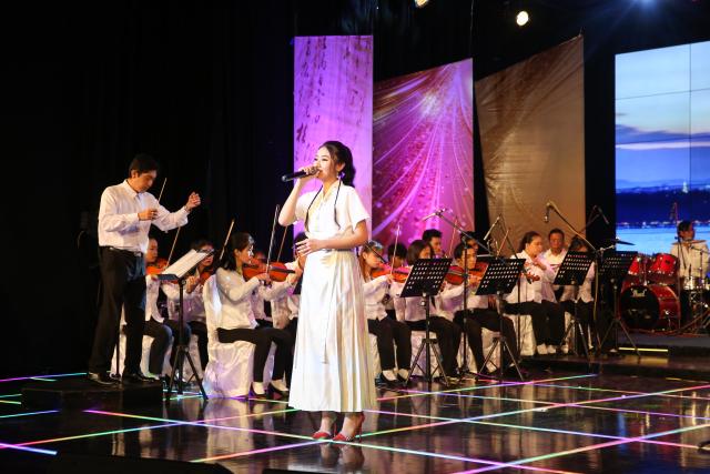(251224) -- YANGON, Dec. 24, 2025 (Xinhua) -- An artist sings during a classical poetry recitation and musical concert at Myanmar Radio and Television in Yangon, Myanmar, Dec. 24, 2025. The classical poetry recitation and musical concert, jointly organized by China's Guangxi Radio and Television and Myanmar Radio and Television under Myanmar's Ministry of Information, brought together around 200 audience members from the Chinese and Myanmar communities.
   TO GO WITH "Feature: Poetry, song bridge cultures at China-Myanmar friendship event in Yangon" (Xinhua/Myo Kyaw Soe)