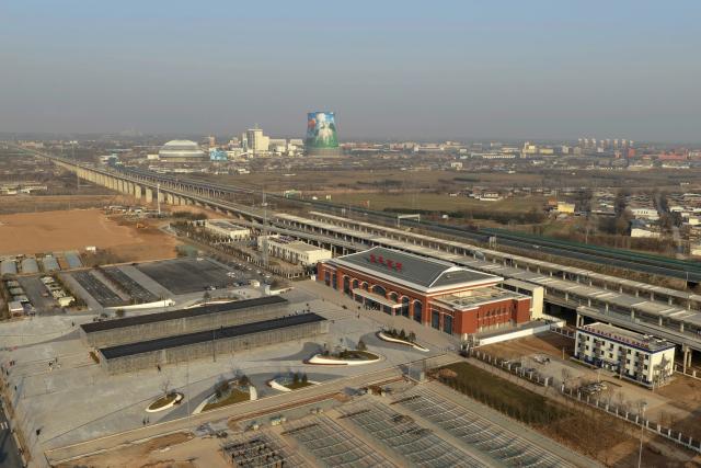 (251224) -- TONGCHUAN, Dec. 24, 2025 (Xinhua) -- An aerial drone photo taken on Dec. 24, 2025 shows Fuping South Railway Station of a high-speed railway line connecting Xi'an with Yan'an in northwest China's Shaanxi Province. China's Xi'an-Yan'an high-speed railway line in Shaanxi Province will start operation this Friday.
   It will be the first high-speed railway in northern Shaanxi's old revolutionary base area, injecting new momentum to regional development. (Xinhua/Xing Guangli)
