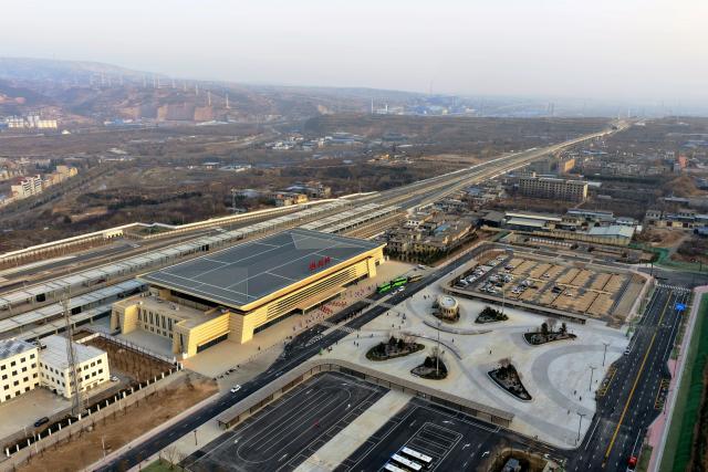 (251224) -- TONGCHUAN, Dec. 24, 2025 (Xinhua) -- An aerial drone photo taken on Dec. 24, 2025 shows Tongchuan Railway Station of a high-speed railway line connecting Xi'an with Yan'an in northwest China's Shaanxi Province. China's Xi'an-Yan'an high-speed railway line in Shaanxi Province will start operation this Friday.
   It will be the first high-speed railway in northern Shaanxi's old revolutionary base area, injecting new momentum to regional development. (Xinhua/Xing Guangli)