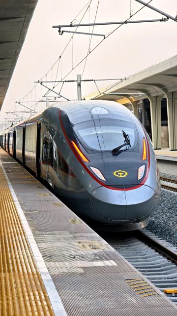 (251224) -- TONGCHUAN, Dec. 24, 2025 (Xinhua) -- A test train is pictured at Tongchuan Railway Station of a high-speed railway line connecting Xi'an with Yan'an in northwest China's Shaanxi Province. China's Xi'an-Yan'an high-speed railway line in Shaanxi Province will start operation this Friday.
   It will be the first high-speed railway in northern Shaanxi's old revolutionary base area, injecting new momentum to regional development. (Xinhua/Xing Guangli)