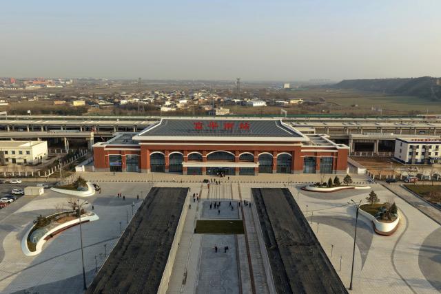 (251224) -- TONGCHUAN, Dec. 24, 2025 (Xinhua) -- An aerial drone photo taken on Dec. 24, 2025 shows Fuping South Railway Station of a high-speed railway line connecting Xi'an with Yan'an in northwest China's Shaanxi Province. China's Xi'an-Yan'an high-speed railway line in Shaanxi Province will start operation this Friday.
   It will be the first high-speed railway in northern Shaanxi's old revolutionary base area, injecting new momentum to regional development. (Xinhua/Xing Guangli)