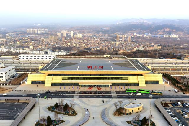 (251224) -- TONGCHUAN, Dec. 24, 2025 (Xinhua) -- An aerial drone photo taken on Dec. 24, 2025 shows Tongchuan Railway Station of a high-speed railway line connecting Xi'an with Yan'an in northwest China's Shaanxi Province. China's Xi'an-Yan'an high-speed railway line in Shaanxi Province will start operation this Friday.
   It will be the first high-speed railway in northern Shaanxi's old revolutionary base area, injecting new momentum to regional development. (Xinhua/Xing Guangli)
