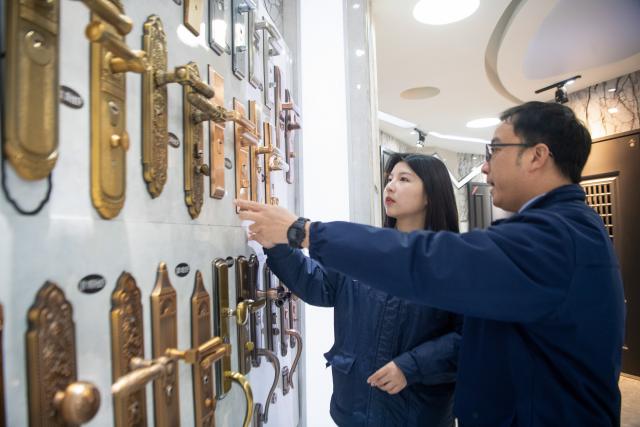 (251224) -- CHONGQING, Dec. 24, 2025 (Xinhua) -- Tang Hexia (L) and Deng Yong discuss how to introduce product features to overseas clients in southwest China's Chongqing Municipality, Dec. 15, 2025. China's total cross-border e-commerce import and export value reached 1.37 trillion yuan in the first half of 2025, a year-on-year increase of 10.3 percent. The rapid growth of the cross-border e-commerce industry has led to a surge in job demand. The "cross-border e-commerce operations manager" has been added to the 17 new professions unveiled by the Ministry of Human Resources and Social Security in 2025.
   Tang Hexia, 29, an employee of Mexin Group, a door and window manufacturer based in Chongqing, became a cross-border e-commerce operations manager in 2025. She joined the cross-border e-commerce department of the company with colleagues Deng Yong and Wen Yu.
   Their main duties include selling products in foreign languages via overseas e-commerce platforms, responding to customer inquiries, and offering customization and after-sales services. They also perform market analysis to optimize e-commerce platform pages of the company and adjust their service models according to foreign customers' preferences.
   Creating short videos is also part of Tang's job. She and colleagues post videos on overseas social media platforms to introduce products and to expand the brand's influence.
  Cross-border e-commerce involves not only communicating with foreign customers in their languages, but also understanding their lifestyles and ways of thinking, Tang stated. Cross-border e-commerce operations managers must be knowledgeable about product features, accurately relay clients' requirements to the production department, and grasp the preferences and demands of overseas consumers.
   Tang has strong confidence in the prospect of this profession and hopes to boost the global recognition of Chinese brands through innovative efforts in the future. (Xinhua/Tang Yi)