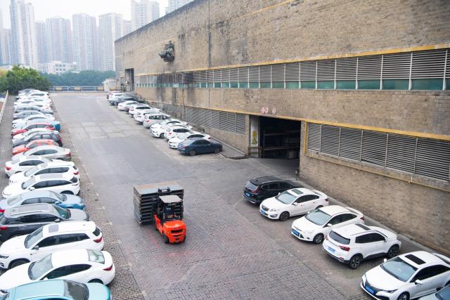 (251224) -- CHONGQING, Dec. 24, 2025 (Xinhua) -- A logistics personnel of Mexin Group transports door products in southwest China's Chongqing Municipality, Dec. 15, 2025. China's total cross-border e-commerce import and export value reached 1.37 trillion yuan in the first half of 2025, a year-on-year increase of 10.3 percent. The rapid growth of the cross-border e-commerce industry has led to a surge in job demand. The "cross-border e-commerce operations manager" has been added to the 17 new professions unveiled by the Ministry of Human Resources and Social Security in 2025.
   Tang Hexia, 29, an employee of Mexin Group, a door and window manufacturer based in Chongqing, became a cross-border e-commerce operations manager in 2025. She joined the cross-border e-commerce department of the company with colleagues Deng Yong and Wen Yu.
   Their main duties include selling products in foreign languages via overseas e-commerce platforms, responding to customer inquiries, and offering customization and after-sales services. They also perform market analysis to optimize e-commerce platform pages of the company and adjust their service models according to foreign customers' preferences.
   Creating short videos is also part of Tang's job. She and colleagues post videos on overseas social media platforms to introduce products and to expand the brand's influence.
  Cross-border e-commerce involves not only communicating with foreign customers in their languages, but also understanding their lifestyles and ways of thinking, Tang stated. Cross-border e-commerce operations managers must be knowledgeable about product features, accurately relay clients' requirements to the production department, and grasp the preferences and demands of overseas consumers.
   Tang has strong confidence in the prospect of this profession and hopes to boost the global recognition of Chinese brands through innovative efforts in the future. (Xinhua/Tang Yi)