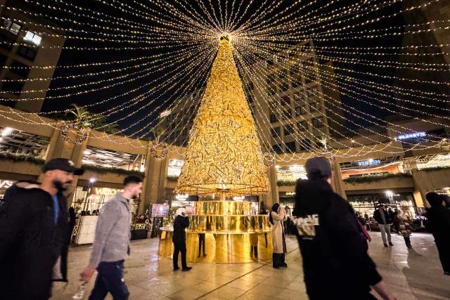 (251224) -- CAIRO, Dec. 24, 2025 (Xinhua) -- People admire festive lights at a shopping mall in Cairo, Egypt, Dec. 24, 2025. (Xinhua/Ahmed Gomaa)